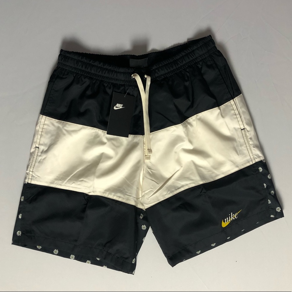 Nike Woven Shorts “Daisy” NSW